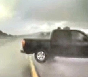 Tesla с включенным автопилотом попала в ДТП