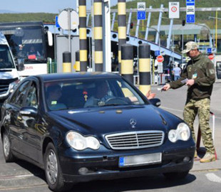 Виїзд за кордон на автомобілі: водіям розповіли про поширені фейки