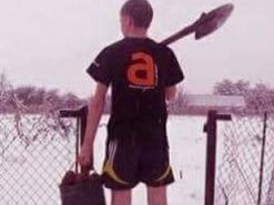 Пора сажать картошку: появилась меткая фотожаба на мартовские снегопады в Украине