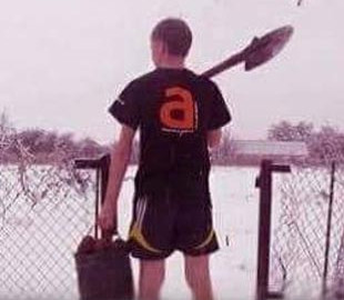 Пора сажать картошку: появилась меткая фотожаба на мартовские снегопады в Украине