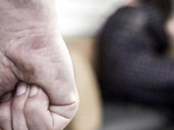 Киянину повідомлено про підозру за знущання над матір’ю