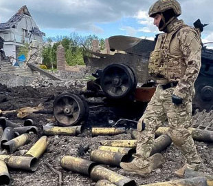 Брошенные боеприпасы и разбитая техника: появились фото из освобожденного поселка под Харьковом