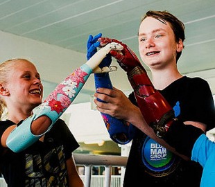 Microsoft создал протезы рук в стиле научно-фантастической игры Halo