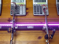 Робот виртуозно сыграл классические хиты на калькуляторах