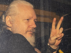 Ассанжа в тюрьме обследовали психиатр и терапевт