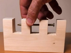 Сеть развеселила головоломка с гвоздем в деревяшке