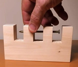 Сеть развеселила головоломка с гвоздем в деревяшке