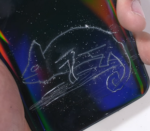 Блогер проверил надёжность Samsung Galaxy A50 с пластиковым корпусом