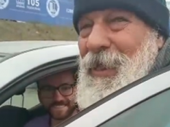 Просит деньги на карту: на дорогах Киева заметили опытного мошенника на авто