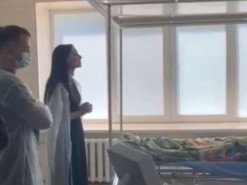 Z-перформанс: в РФ над тяжело раненым солдатом поют песни