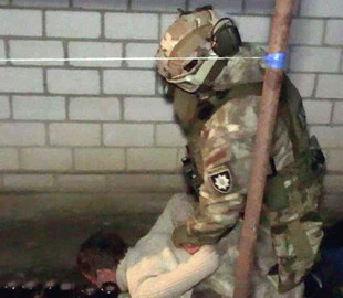 На Винничине мужчина с пистолетом ограбил магазин мобильной связи