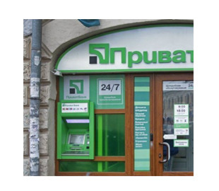 Шахраї оформили кредит на суму 47 499 гривень, але клієнтка ПриватБанку відмовляється за них повертати кошти - що вирішив суд