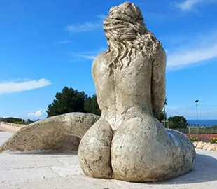 "Занадто провокаційна" статуя русалки спричинила скандал на півдні Італії