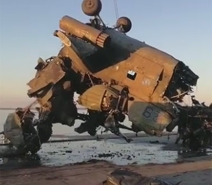 З Київського водосховища підняли ворожий гелікоптер: фото