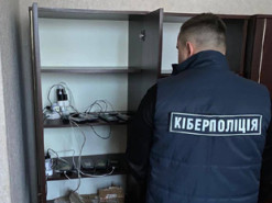 Правоохоронці викрили ботоферму, призначену для атак на лідерів думок