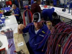 Автопроизводители начали сталкиваться с дефицитом электропроводки — это может ускорить переход на выпуск электромобилей