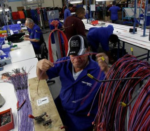 Автопроизводители начали сталкиваться с дефицитом электропроводки — это может ускорить переход на выпуск электромобилей