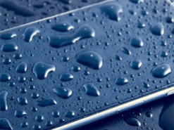 Рис не допоможе: як діяти, коли iPhone раптово опинився у воді