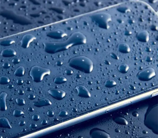 Рис не допоможе: як діяти, коли iPhone раптово опинився у воді