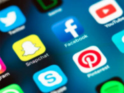 США будет собирать базу профилей иммигрантов и беженцев в социальных сетях