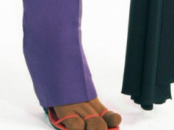 Известный бренд создал обувь на три пальца, чем рассмешил сеть