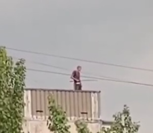 Жители украинского города спутали монтажника связи с безумным рыбаком