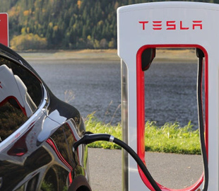 Илон Маск продал очередной пакет акций Tesla почти на миллиард долларов