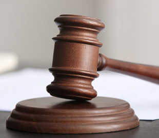 Систематично ґвалтував малолітню доньку та виготовив понад 190 порнографічних матеріалів: колишнього диякона засуджено до 15 років