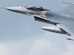 Українські волонтери, які створюють макети Starlink для ЗСУ, показали повнорозмірний муляж літака F-16