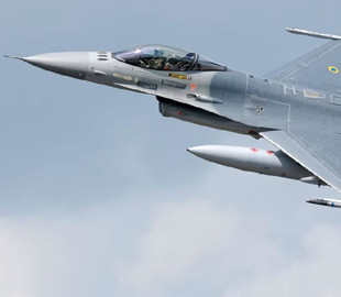 Українські волонтери, які створюють макети Starlink для ЗСУ, показали повнорозмірний муляж літака F-16