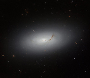 «Хаббл» показав галактику, де більшість зірок поглинула чорна діра