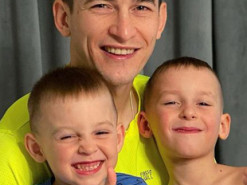 Сын футболиста сборной Украины смешно отреагировал на подаренный кнопочный телефон