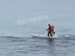 "Шах и мат, атеисты!" В Одессе курьер пробежался по воде