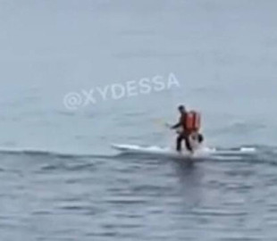 "Шах и мат, атеисты!" В Одессе курьер пробежался по воде