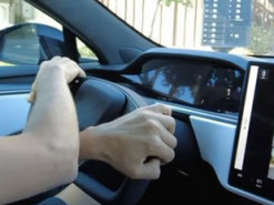 Усилитель руля с прогрессивной характеристикой появится на электромобилях Tesla лишь через несколько лет