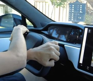 Усилитель руля с прогрессивной характеристикой появится на электромобилях Tesla лишь через несколько лет