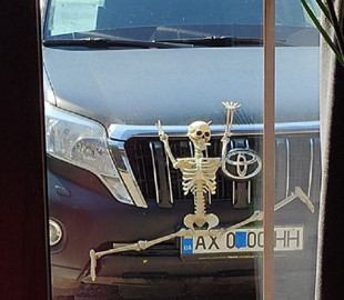 У Полтаві сфотографували позашляховик за скелетом на радіаторі