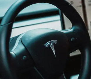 Ілон Маск погрожував інженерці Tesla депортацією, коли вона вказала на проблему в гальмах машин