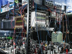 Проведен эксперимент по телепортации кубитов, закодированных в разных степенях свободы света