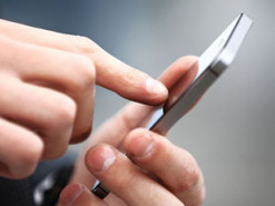 Мужчина временно ослеп после того, как играл в приложения на своем гаджете в темноте