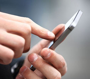 Мужчина временно ослеп после того, как играл в приложения на своем гаджете в темноте