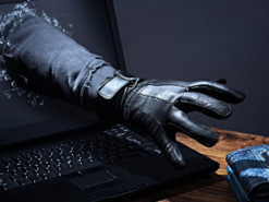 Чоловік викрав гроші через фейковий сайт: поліцейські завершили розслідування шахрайства