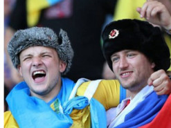 На матч Украины на Евро-2020 пришел болельщик с российским флагом: фото до и после