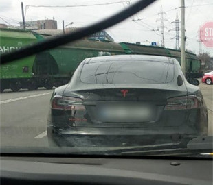 Поліція знайшла розшукуваний Інтерполом автомобіль Tesla