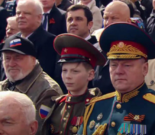 Молодшає з кожним роком: мережі повеселило фото малолітнього "ветерана" в Росії