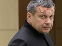 Нема сенсу вбивати Соловйова – він озвучує таку маячню, що з нього всі сміються, – Арестович