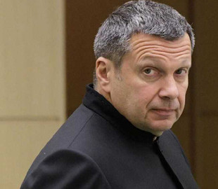 Нема сенсу вбивати Соловйова – він озвучує таку маячню, що з нього всі сміються, – Арестович