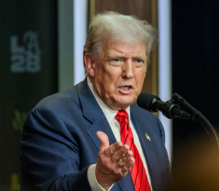 Трамп заявив, що оскаржить рішення суду, якщо воно зобов’яже відновити доступ трьох медіа до Білого дому