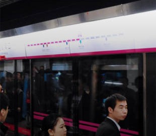 Пассажирам пекинского метро снизят социальный рейтинг за хамство и игру на смартфоне без наушников