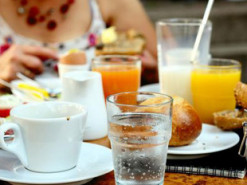 Чи потрібно пити 8 склянок води на добу: медики спростували популярний міф